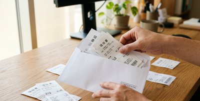 レシートを封筒に入れている手元